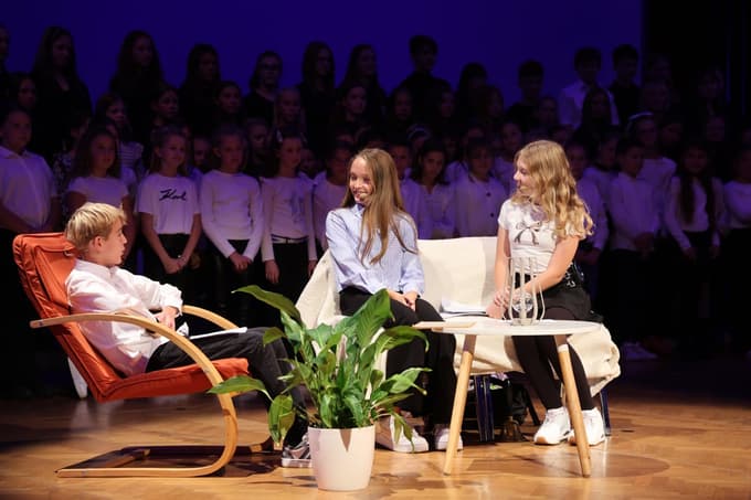 Dedek sedi in razmišlja. Leta so minila. Obrnilo se jih je že 70 ... in pripoveduje vnukinjama