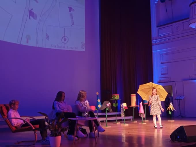 Otroci ne potrebujejo klobuka, odrasli ga ... Dramatizacija iz pravljice Moj dežnik je lahko balon, ki jo je sestavila učiteljica Nina Tomšič.
