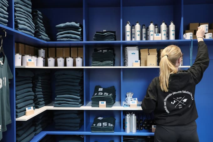 Promocija s prodajo izdelkov je sicer običajna praksa predvsem v ameriških fakultetah.