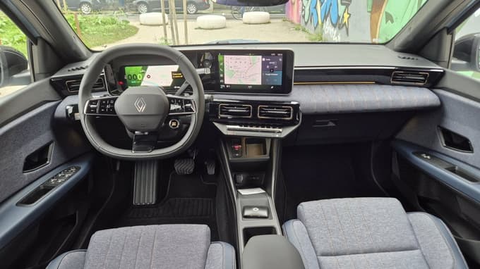 Notranjost je sodobna, digitalizirana z dvema zaslonoma in ... drugačna.