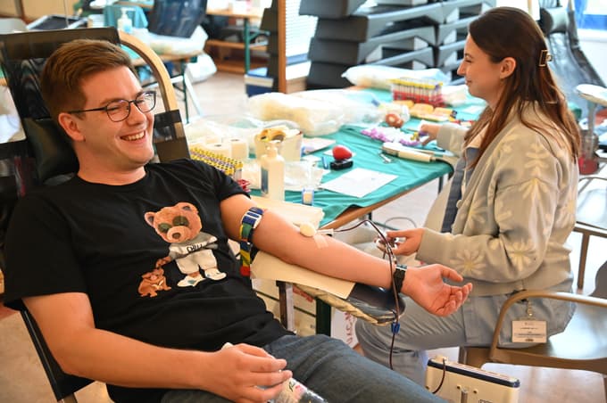 (FOTO) Krvodajalska akcija Častim pol litra: Mladi se odzivajo, a kako vzpodbuditi delovno aktivno populacijo?