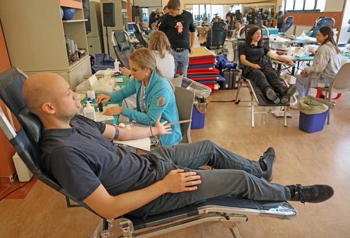 (FOTO) Krvodajalska akcija Častim pol litra: Mladi se odzivajo, a kako vzpodbuditi delovno aktivno populacijo?