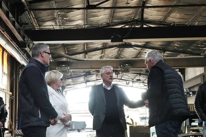 (FOTO) Po požaru v Rušah usoda dveh podjetij visi na nitki: Kaj je ob obisku povedal minister Han?