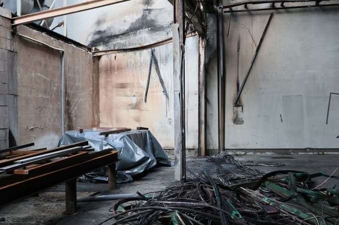 (FOTO) Po požaru v Rušah usoda dveh podjetij visi na nitki: Kaj je ob obisku povedal minister Han?