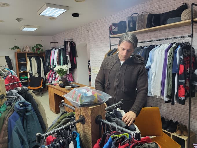 Petja Jazbec v Devžeju, butiku iz druge roke, v katerem udejanjajo princip ponovne rabe.