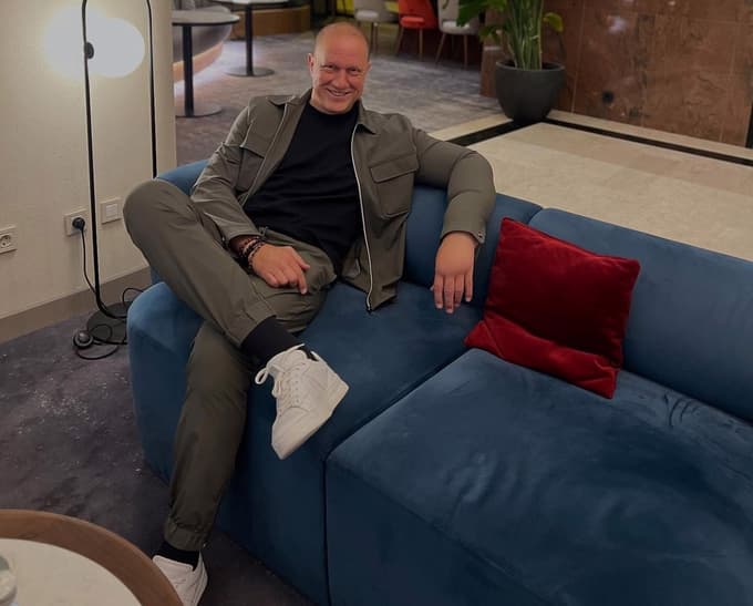 Po številnih zdravstvenih težavah je danes - v primerjavi z igralskimi časi - skoraj neprepoznaven.