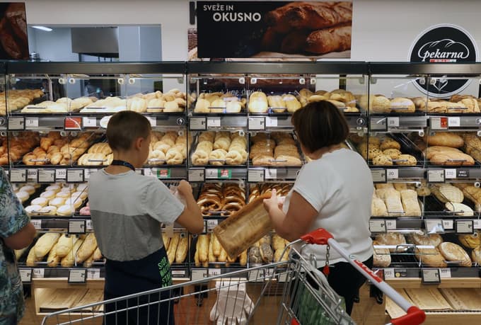 Nakupovanje s praznim želodcem skoraj vedno prinese višji račun na blagajni. Vaši možgani takrat iščejo hitro nagrado, zato veliko hitreje posežete po sladkarijah, pekovskih izdelkih in prigrizkih
