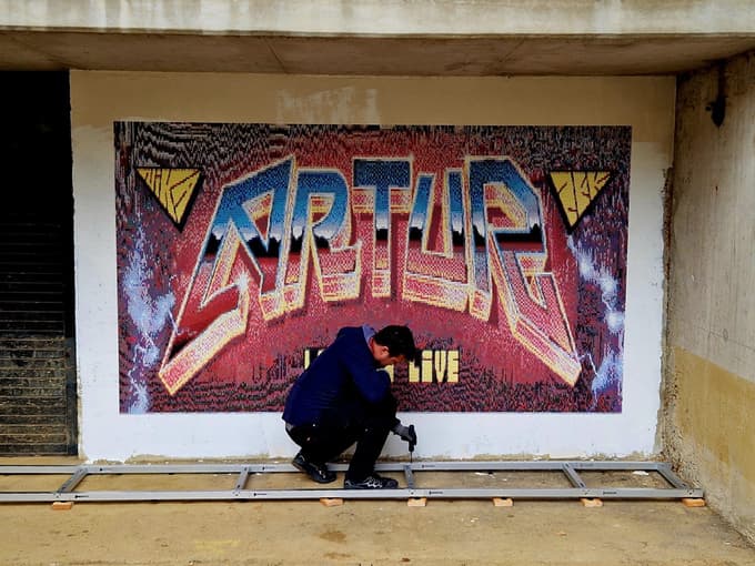 Miha Artnak je v središču Slovenskih Konjic med drugim narisal grafit na zidu nekdanjega hotela Dravinja.