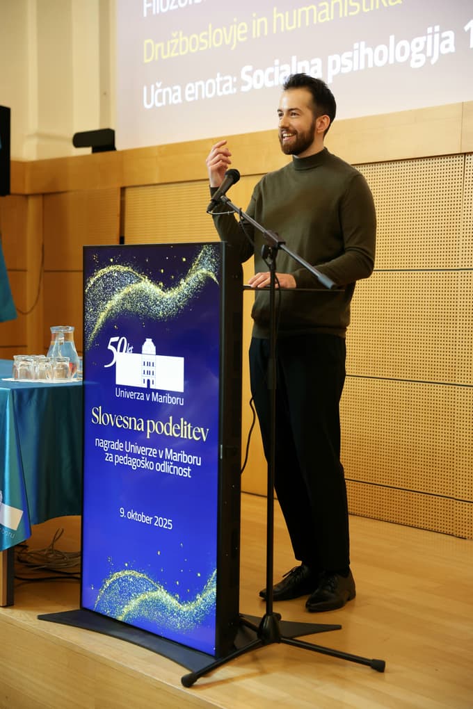 "Danes, ko so informacije vedno pri roki in ko lahko del nalog opravljajo tudi orodja, kot je umetna inteligenca, vloga profesorja ni več le prenos znanja," pravi Nejc Plohl