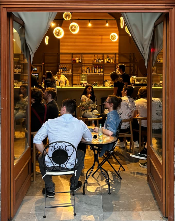 Kavarna z dnevnim in nočnim glasbenim programom.