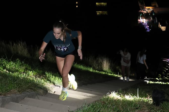 Nekateri gredo bolj ležerno, drugi na polno po stopnicah.