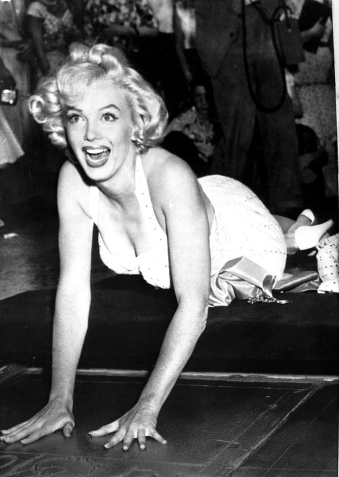 (FOTO) Razkrita grenka skrivnost legendarnega prizora: Marilyn Monroe je uživala v trenutku, a mož jo je besen zapustil
