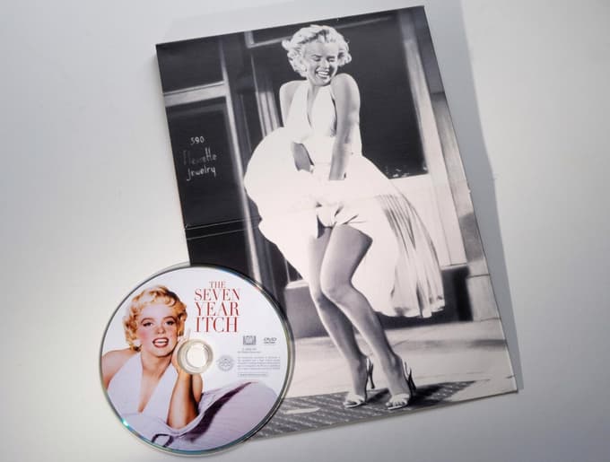 (FOTO) Razkrita grenka skrivnost legendarnega prizora: Marilyn Monroe je uživala v trenutku, a mož jo je besen zapustil