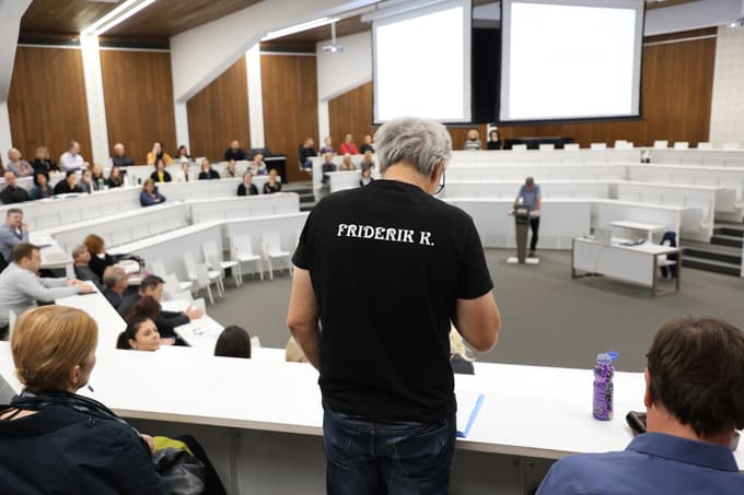 (PISMO) Friderik Klampfer: Razsvetljenstvo lite. Avtonomija po meri oblasti ali univerza z vklopno‑izklopnim gumbom