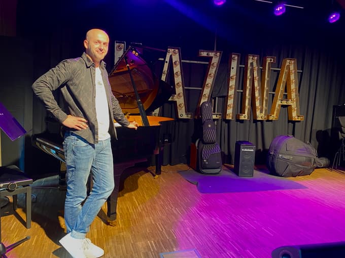 "Čeprav je naš oder prava avtocesta jazz koncertov, obiskovalci lahko prisluhnejo tudi bluesu, umirjenemu rocku ali pa tudi stand-upom," pravi Nik Kolar.