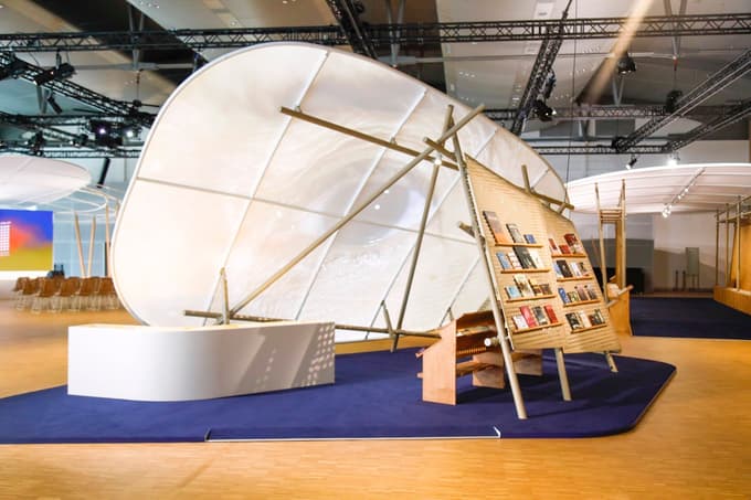 Filipini so svoj paviljon zgradili iz tradicionalnih materialov, kot so bambus, školjke in ananas, ter ga zasnovali kot arhipelag, v katerega se lahko vstopi.