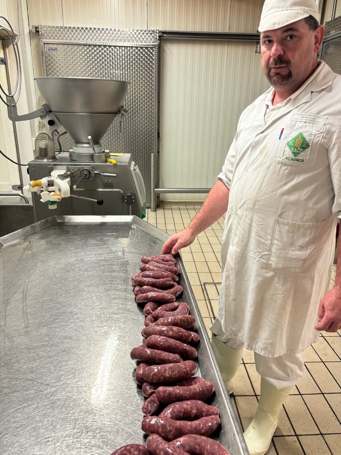 Zakaj to niso pečenice? Receptura malenkost odstopa od pravilnika, pove Stanko Mesarec​, vodja mesne predelave pri KZ Rače.