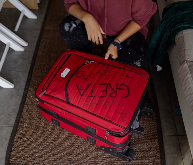 Potovalna torba, ki so jo izraelski vojaki popisali z žaljivimi sporočili in simboli.