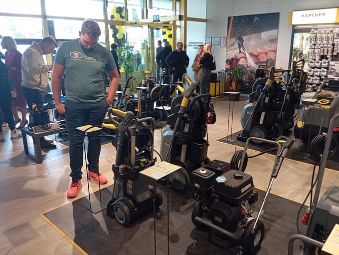 V prodajnem delu Kärcher Centra na Ptujski cesti je razstavljenih več kot 500 izdelkov iz programa Home & Garden ter profesionalnih strojev.