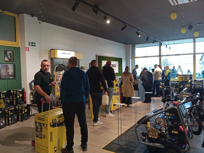 Tiho odprtje konec septembra je omogočilo, da so se zaposleni spoznali s prodajnim prostorom in produkti, uradna otvoritev pa je pritegnila številne obiskovalce.