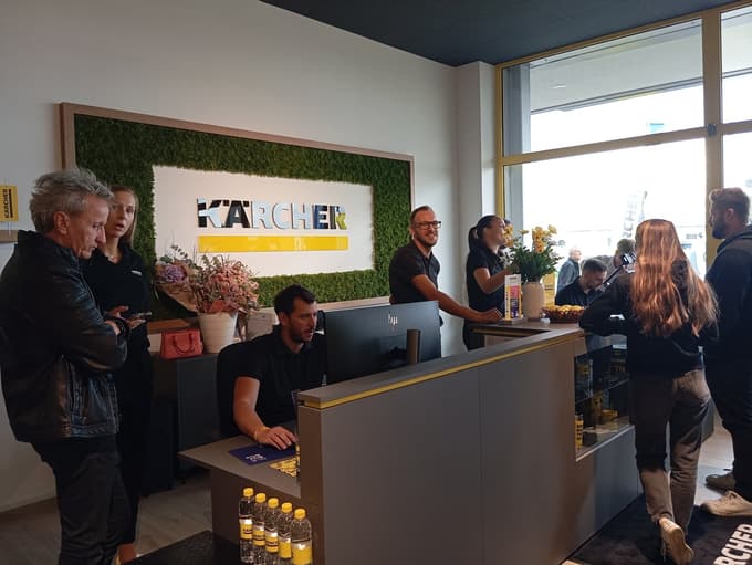 Ekipa nove mariborske poslovalnice, ki se razprostira na 600 kvadratnih metrih, je prve kupce sprejela z nasmehom in svetovanjem.