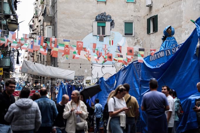 Majhno kapelo s spominki in kipi nekdanjega zvezdnika Napolija so prav tako prekrili z modro ponjavo.