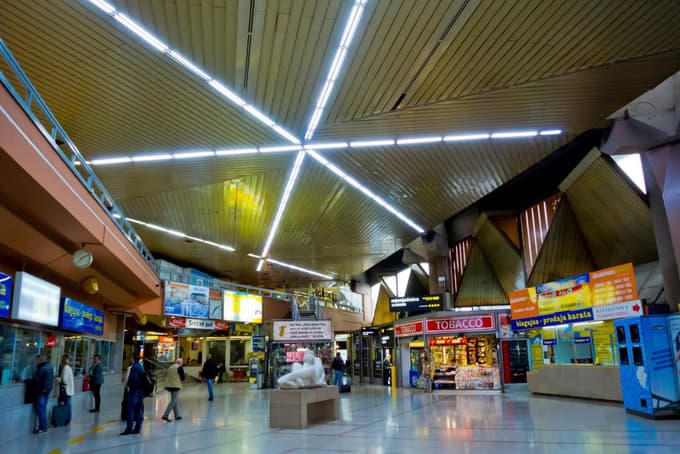 Groza na zagrebški avtobusni postaji: Maročan brutalno napadel mlado policistko in ves čas ponavljal isti stavek