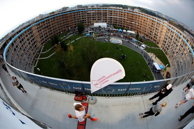 (FOTO) Kaj je posebnega na tej dirkalni stezi, da je privabila dva tisoč tekačev?