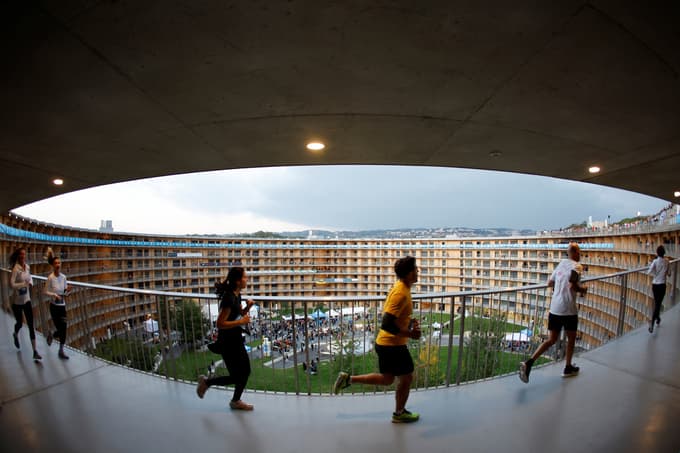 (FOTO) Kaj je posebnega na tej dirkalni stezi, da je privabila dva tisoč tekačev?