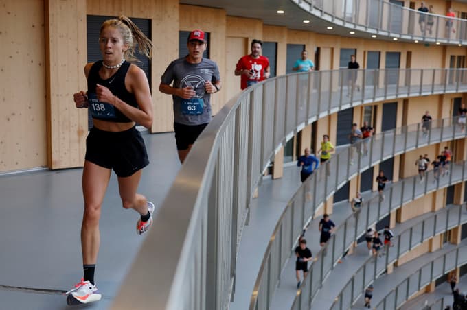 (FOTO) Kaj je posebnega na tej dirkalni stezi, da je privabila dva tisoč tekačev?