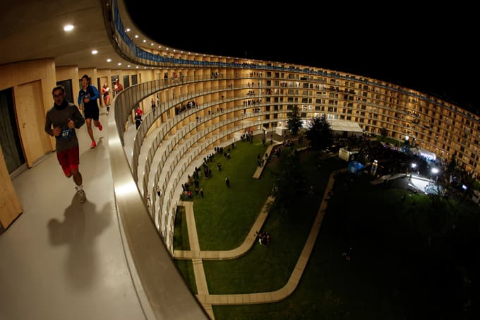 (FOTO) Kaj je posebnega na tej dirkalni stezi, da je privabila dva tisoč tekačev?