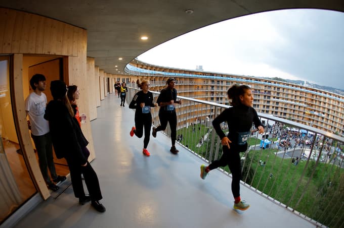 (FOTO) Kaj je posebnega na tej dirkalni stezi, da je privabila dva tisoč tekačev?