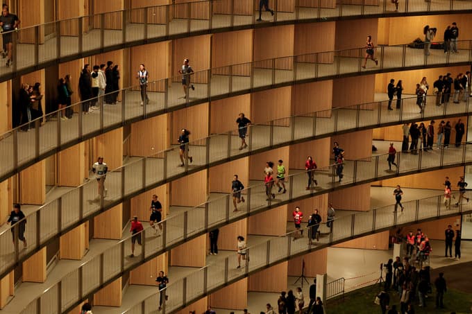 (FOTO) Kaj je posebnega na tej dirkalni stezi, da je privabila dva tisoč tekačev?