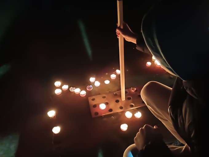 (FOTO in VIDEO) Pogled, ki ga ne vidiš vsak dan: Svečke preplavile Družmirsko jezero