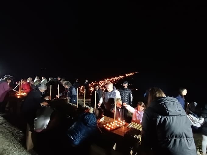 (FOTO in VIDEO) Pogled, ki ga ne vidiš vsak dan: Svečke preplavile Družmirsko jezero