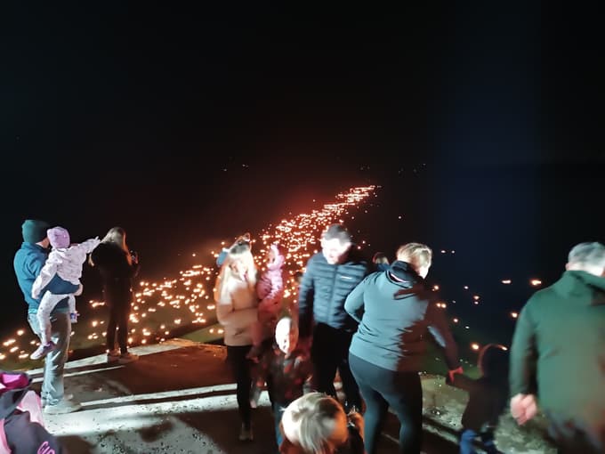 (FOTO in VIDEO) Pogled, ki ga ne vidiš vsak dan: Svečke preplavile Družmirsko jezero