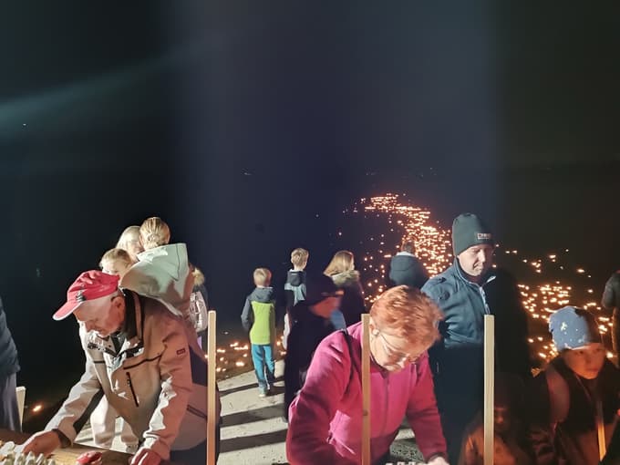 Polaganje svečk na jezeru Družmirje