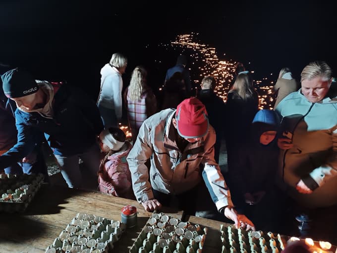 Polaganje svečk na jezeru Družmirje