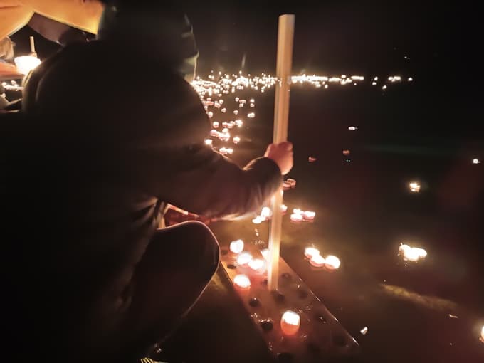 Polaganje svečk na jezeru Družmirje