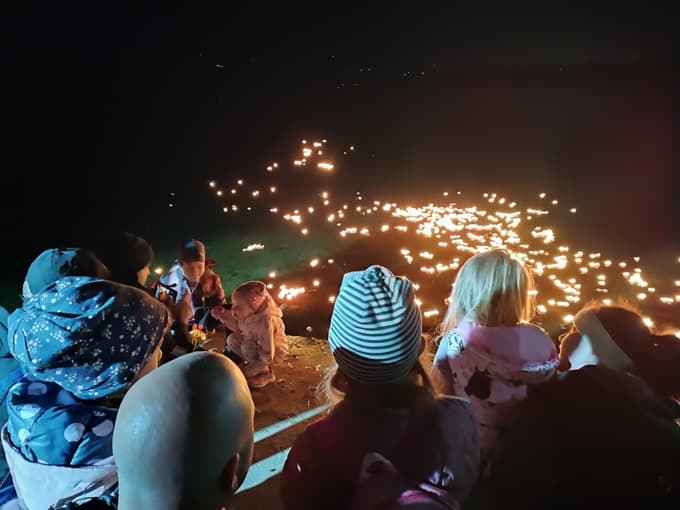 Polaganje svečk na jezeru Družmirje