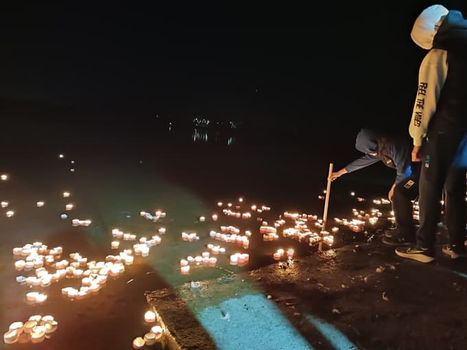 Polaganje svečk na jezeru Družmirje