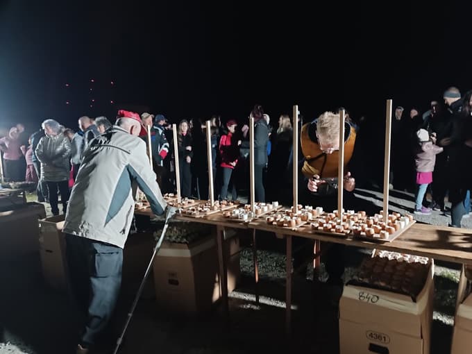 Polaganje svečk na jezeru Družmirje: dogodek vedno privabi veliko domačinov