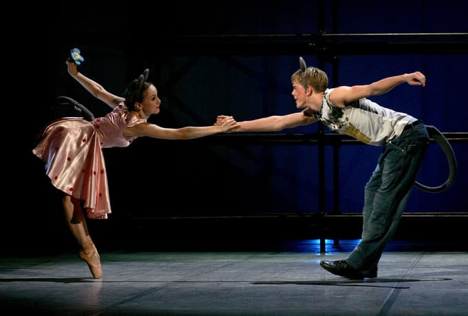 Baletna predstava "Kdo je najmočnejši na svetu" v Ljubljani. Tjaša Kmetec (gospodična miška) in Lukas Zuschlag (mišji princ).