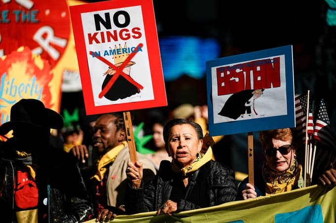 (FOTO in VIDEO) V ZDA se začenjajo protesti proti Trumpu