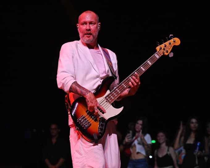 Umrl je 48-letni član legendarne glasbene skupine: "Živel boš skozi glasbo in življenja, ki si jih pomagal rešiti"