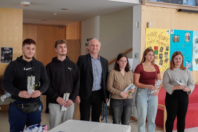 (FOTO) Ravenski dijaki z dobrodelnim projektom spodbujajo prijaznost in toplino