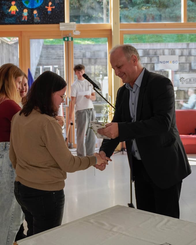 (FOTO) Ravenski dijaki z dobrodelnim projektom spodbujajo prijaznost in toplino