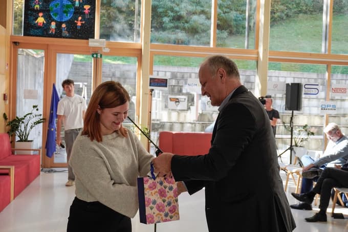 (FOTO) Ravenski dijaki z dobrodelnim projektom spodbujajo prijaznost in toplino