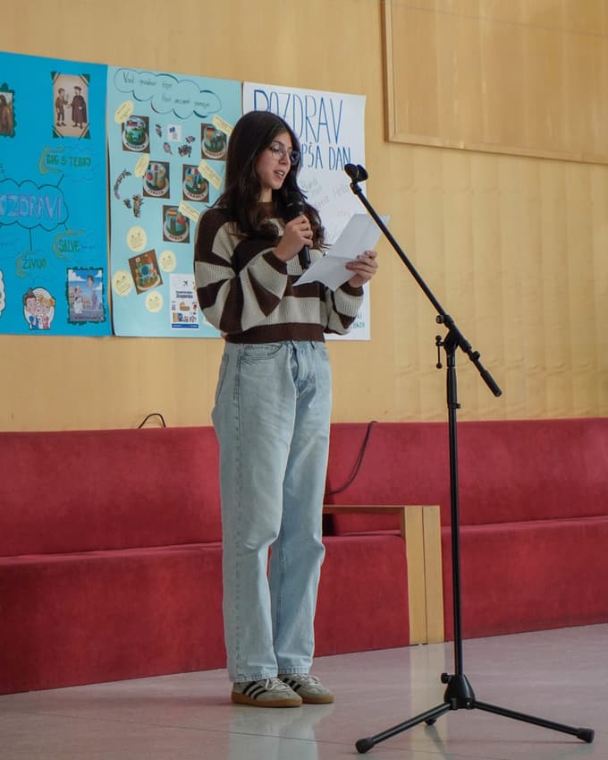 (FOTO) Ravenski dijaki z dobrodelnim projektom spodbujajo prijaznost in toplino