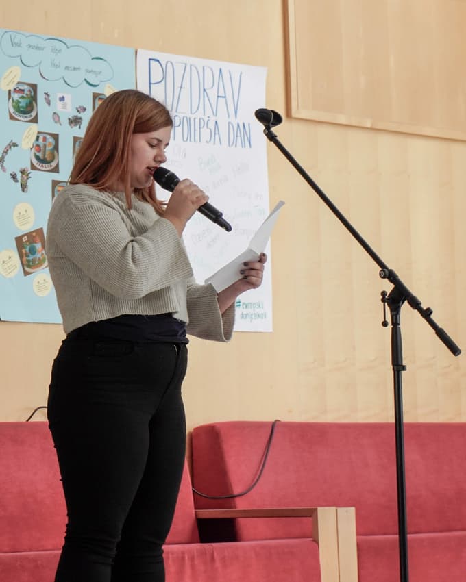 (FOTO) Ravenski dijaki z dobrodelnim projektom spodbujajo prijaznost in toplino